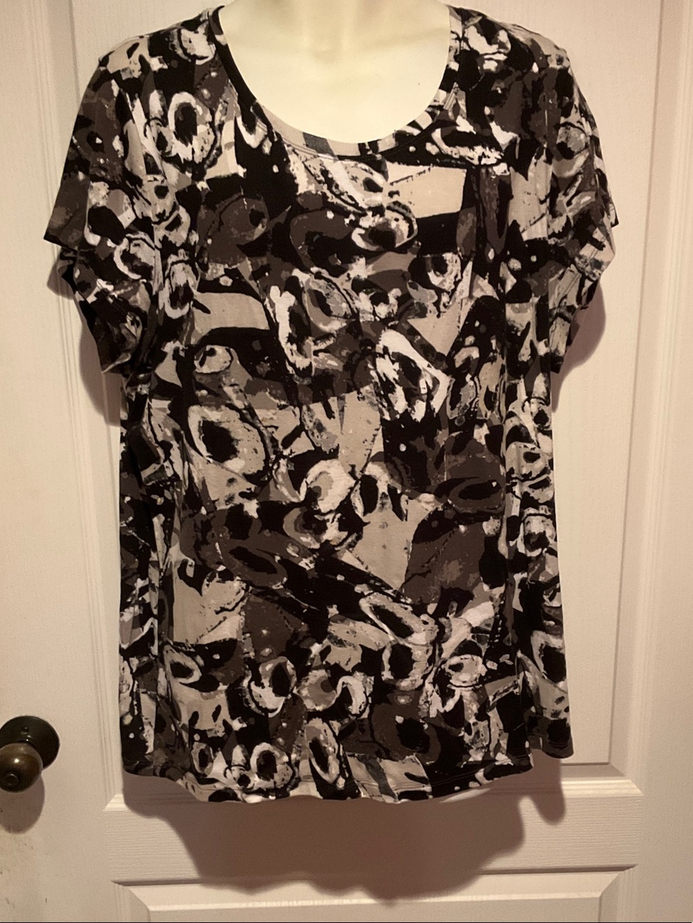 DAISY FUENTES Black & Gray Abstract Print Women’s Short Sleeve Top